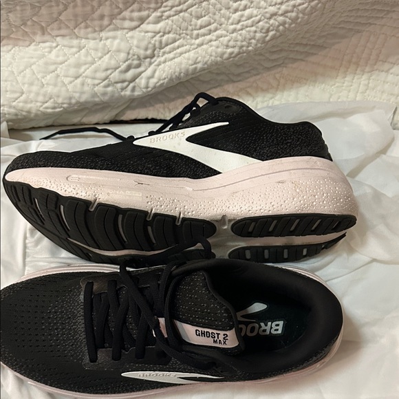 Brooks Women's Black and Light Pink Sneakers Ghost 2 Max size 9 - Picture 2 of 8